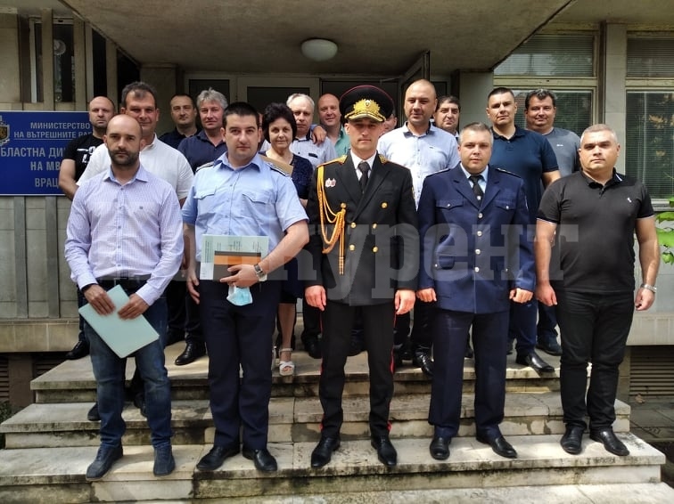 Наградиха служители на врачанската полиция по случай професионалния празник на МВР